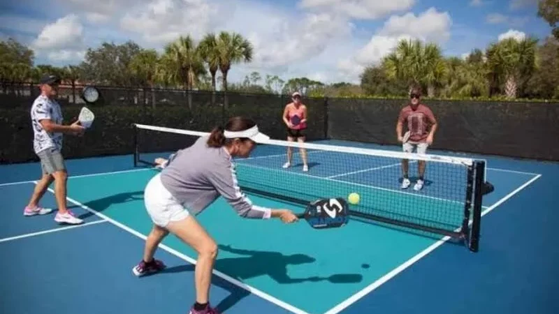 Luật pickleball đôi: Cách chơi và quy định giao bóng chi tiết